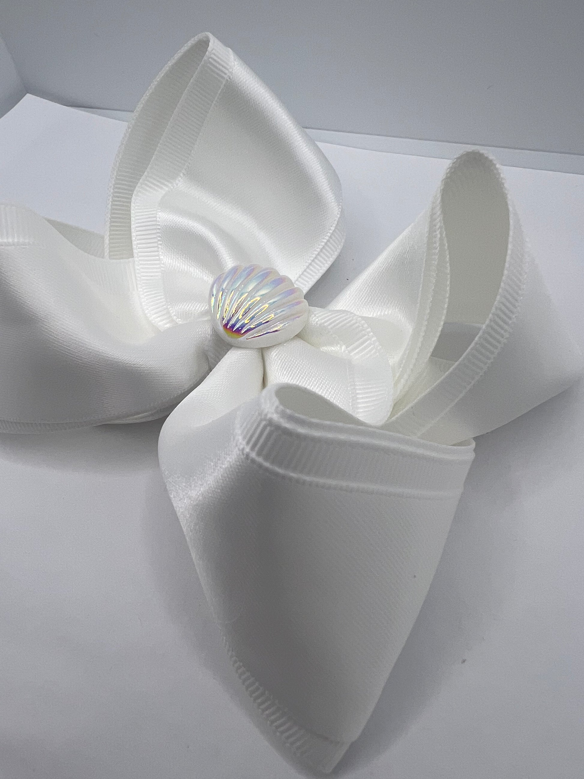 4” beautiful seashell on clip