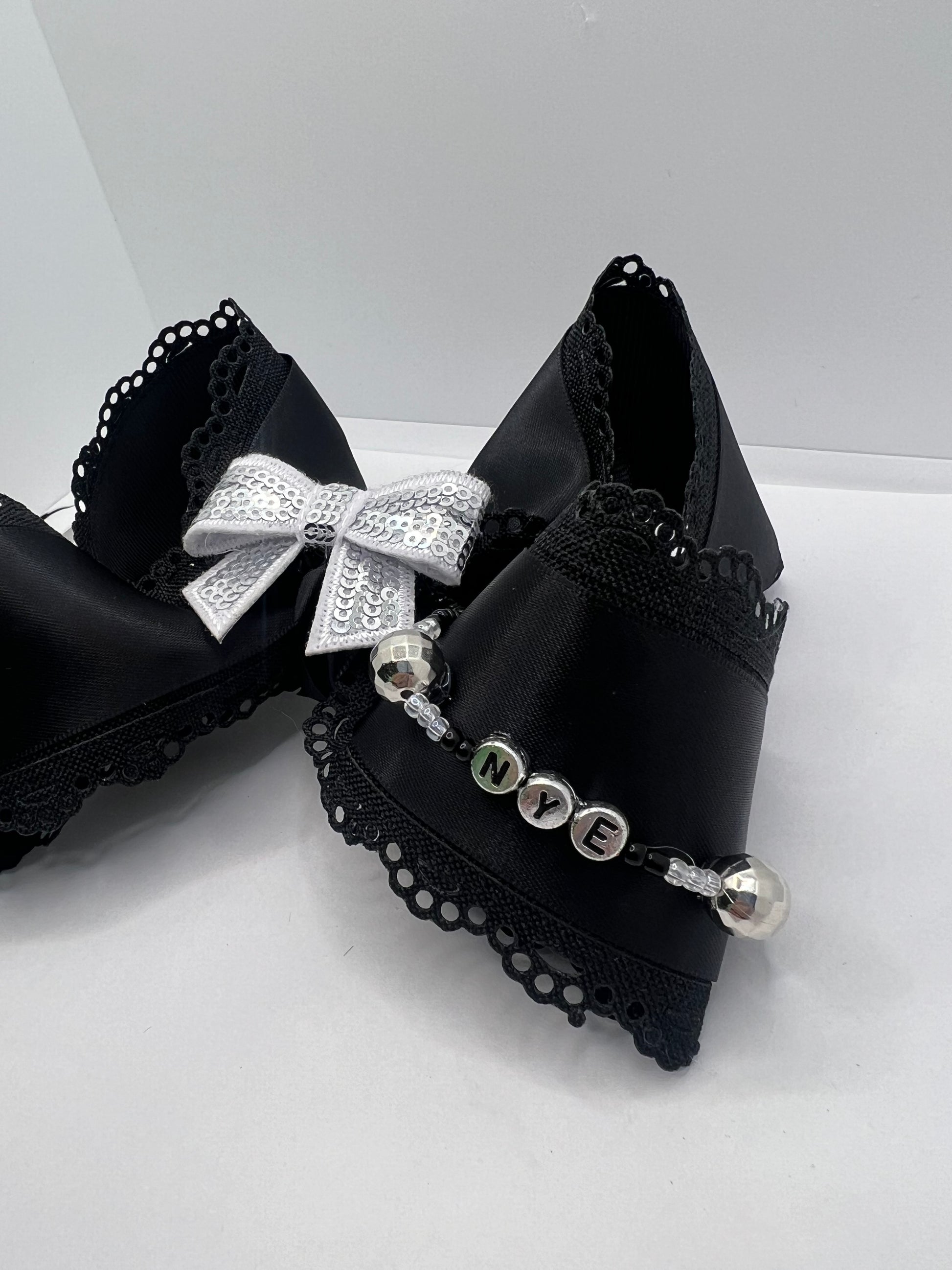 5 1/2” sparkles into 2026 on clip