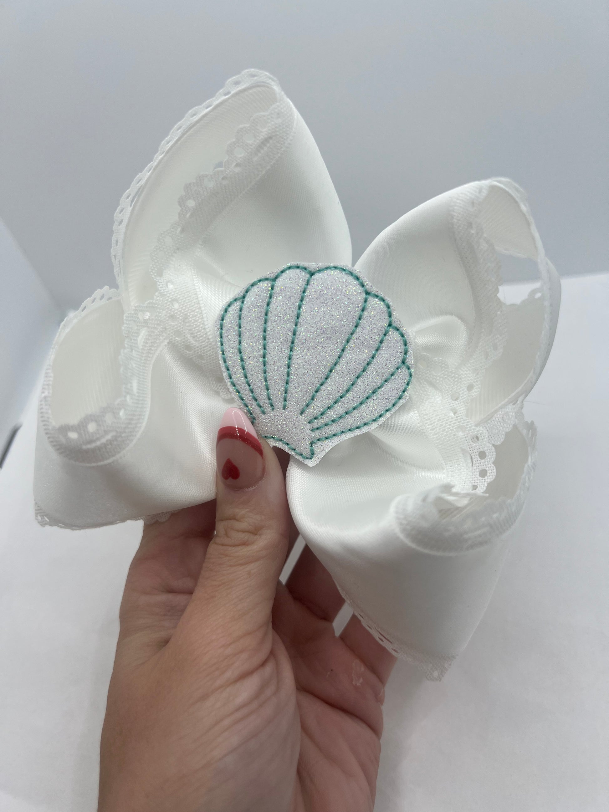 4 1/2” classic scallop shell on clip