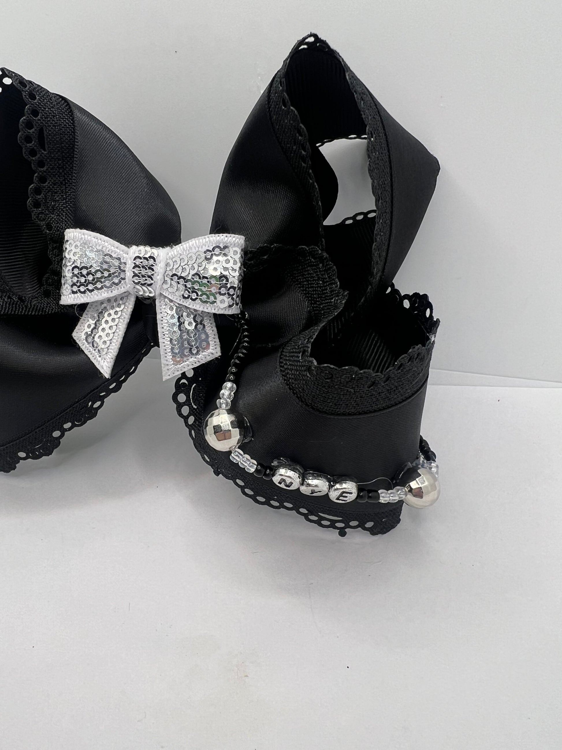 5 1/2” sparkles into 2026 on clip