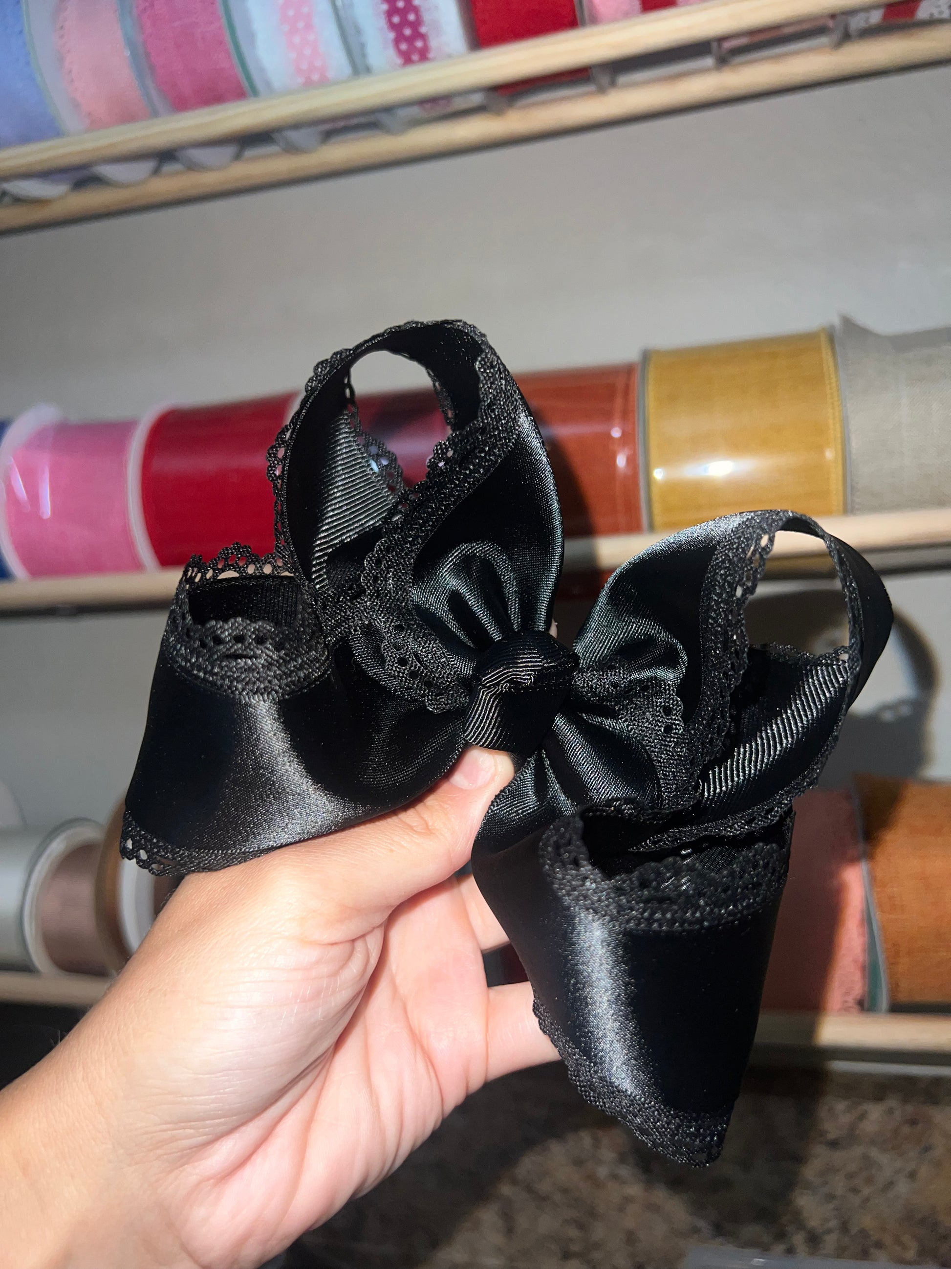5” black satin scallop on clip