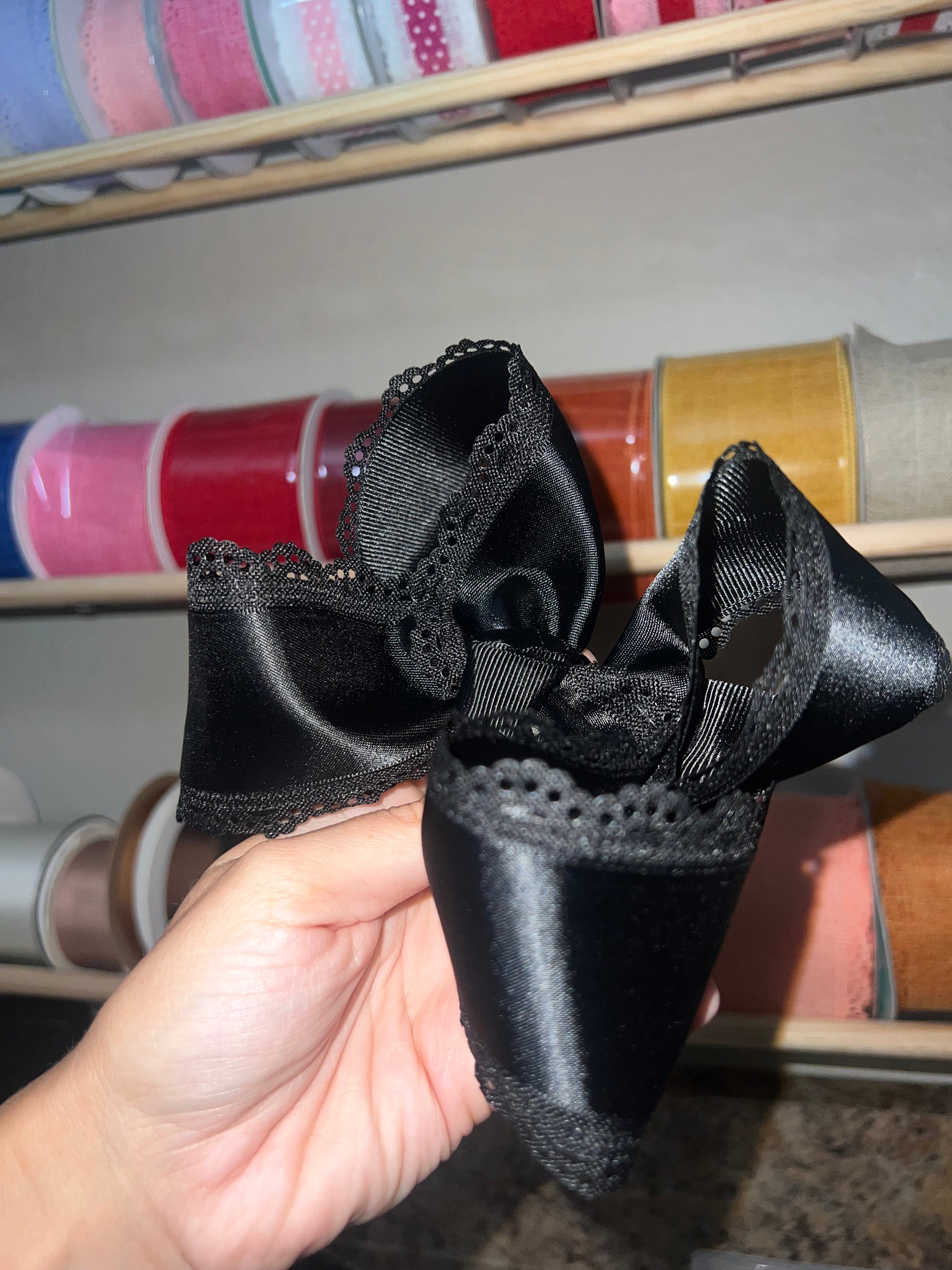 5” black satin scallop on clip