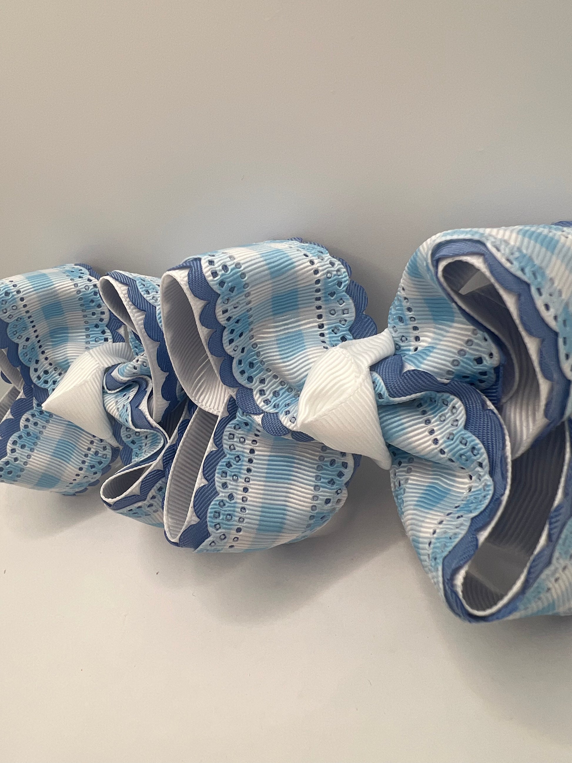 3” white base blue plaid piggies